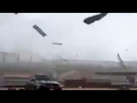Dentro il tornado di Sabaudia, il tetto scoperchiato: gli operai si chiudono dentro