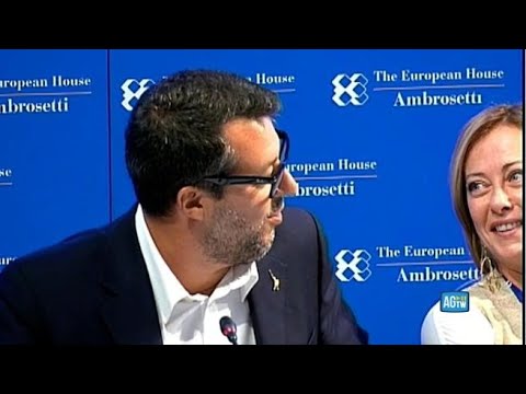 Salvini a Cernobbio con le slide, il siparietto con Meloni