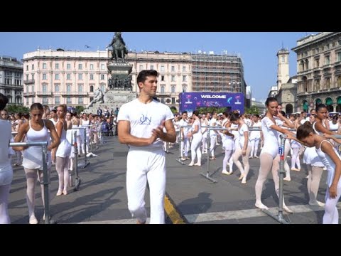 Roberto Bolle dà lezione di danza in piazza Duomo: il video con 1.600 ballerini in bianco da…