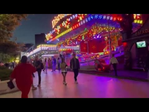 Sul lungomare di Arcadia, ancora gremito di turisti a fine estate