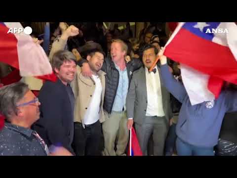 No dei cileni alla nuova Costituzione, la gioia e gli scontri nelle strade