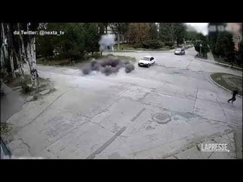 Colpo di mortaio russo sfiora un’auto: passeggeri salvi per una frazione di secondo