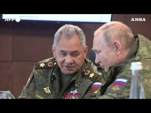 Russia, Putin in giaccone militare alle esercitazioni Vostok