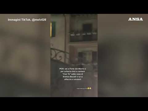 Serenata improvvisata sotto casa di Bocelli, il tenore si affaccia e le saluta