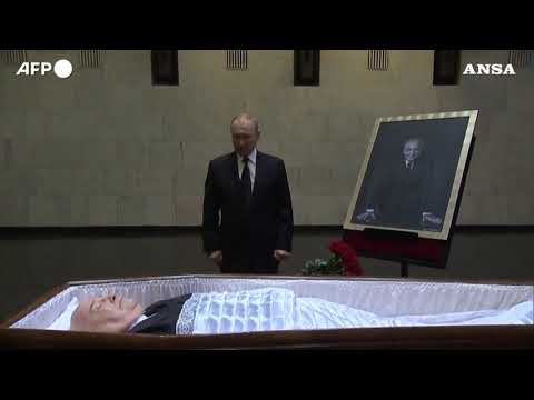 Gorbaciov, Putin rende omaggio alla salma