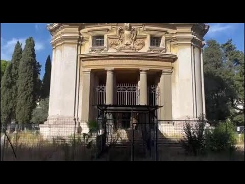 Villa Borghese, il Cisternone nel degrado fra erbacce e incuria