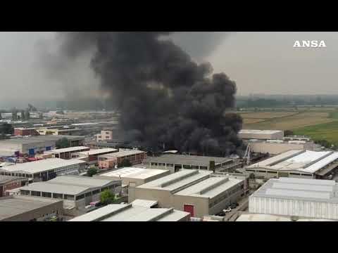 Un drone vola sopra il maxi incendio nel Milanese, ecco le immagini