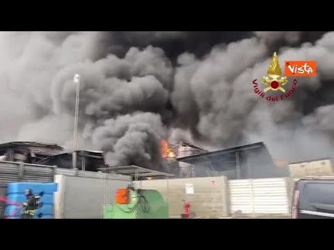 Incendio in azienda petrolchimica a San Giuliano Milanese, l’intervento dei pompieri