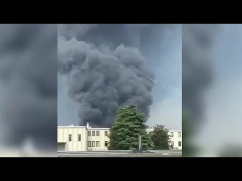 Maxi incendio a San Giuliano Milanese, la densa nube di fumo vista dall’autostrada