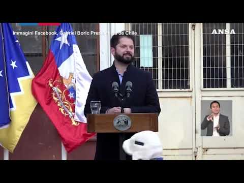 Cile, bimbo vestito da Superman irrompe in bici durante un discorso del presidente