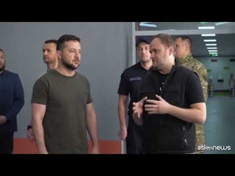 Zelensky a Irpin in una scuola ricostruita dopo attacchi russi