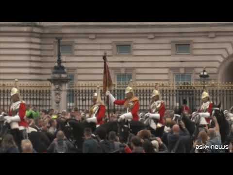 Membri della Life Guards a cavallo davanti a Buckingham Palace