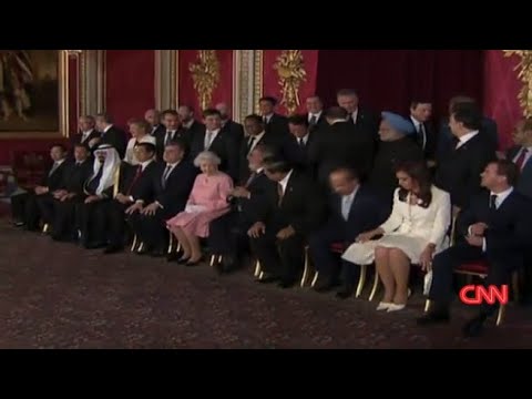 Quando la regina Elisabetta richiamò Berlusconi per aver urlato «Mr Obama» durante il G20