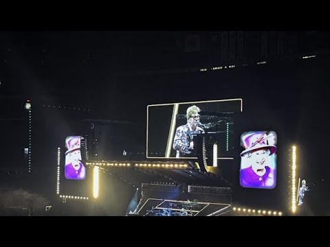 Regina Elisabetta, il toccante omaggio di Elton John durante il concerto: «È stata con me tutta…
