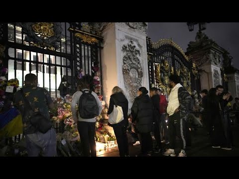 La folla intona «God save the Queen» in onore della Regina