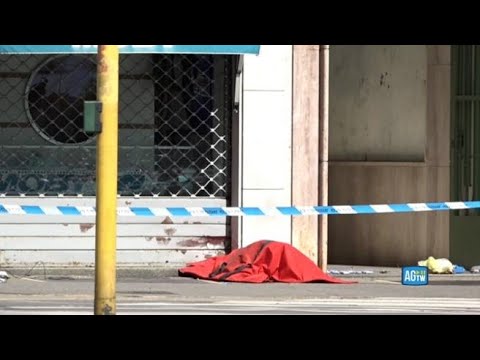 Milano, pacco sospetto davanti alla sede di Moby-Tirrenia: il momento in cui viene fatto brillare