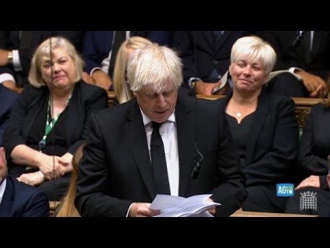 Johnson ricorda la Regina e fa ridere il Parlamento: «Quella volta che raccontai che era saltata…