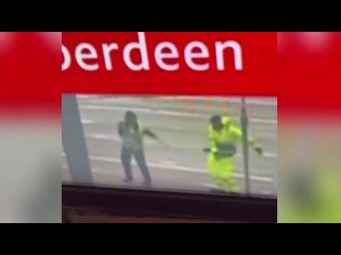 Il balletto dei dipendenti all’aeroporto in Scozia mentre atterrano i parenti della regina