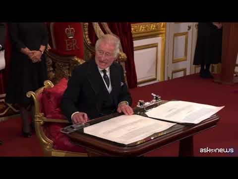 Troppe penne e poco spazio, la smorfia di imbarazzo di Carlo III