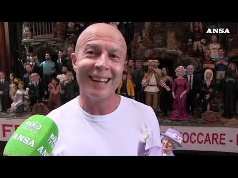 San Gregorio Armeno, fioccano le statuette tributo alla Regina