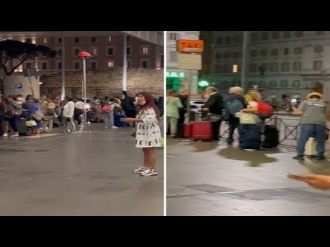 Stazione Termini, la lunga fila di clienti in attesa dei taxi