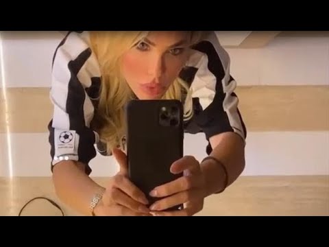 Ilary Blasi indossa una maglia da calcio bianconera, ma non è della Juventus