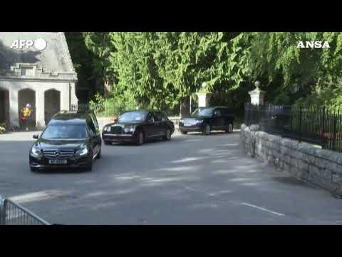 Regina, il corteo di auto con il feretro lascia il castello di Balmoral