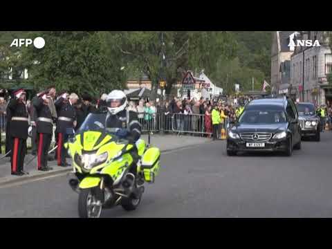 Regina, il feretro si dirige verso Edimburgo