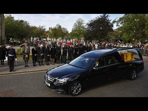 La salma di Elisabetta II in viaggio verso Edimburgo: folla lungo la strada per l’addio alla…