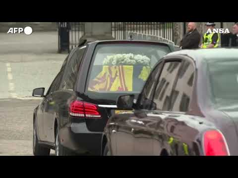 Il feretro della regina arrivato nel palazzo di Hollyrood a Edimburgo