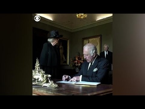 Una penna fa arrabbiare  Re Carlo, si sporca la mano e ha uno scatto d’ira