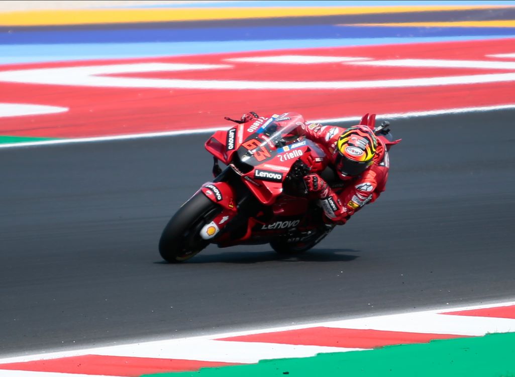 MotoGp, Rins vince in Australia e Bagnaia balza in testa al Mondiale