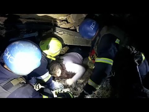 Famiglia estratta dalle macerie a Zaporizhzhia: il nuovo attacco missilistico colpisce i palazzi