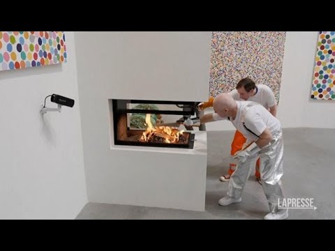 La provocazione di Damien Hirst: vende le opere d’arte in digitale e brucia quelle fisiche