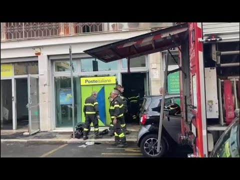 Parioli, incendio all’ufficio delle Poste