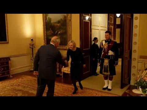 Il gelido saluto di re Carlo III alla premier Truss: «Di nuovo qui? Santo cielo…»
