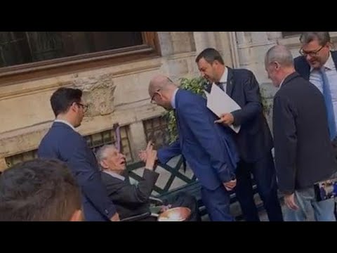 Bossi e lo stato maggiore della Lega nel cortile della Camera: il saluto a Fontana