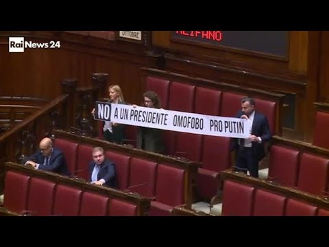 Alla Camera spunta uno striscione contro Fontana: «No a presidente omofobo e pro Putin»