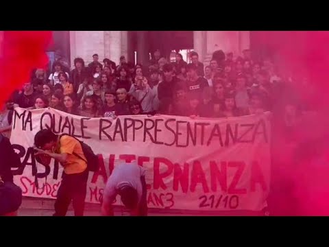 Roma, studenti bruciano i simboli dei partiti sotto il ministero dell’Istruzione