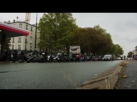 Francia, file ai benzinai: manca il carburante per lo sciopero delle raffinerie