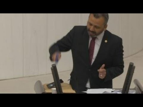 Deputato turco distrugge il telefono con un martello per protesta contro legge sui media
