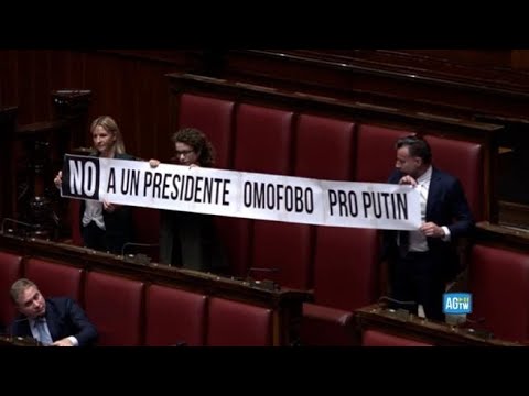 Governo, striscione di protesta alla Camera: «No a un presidente omofobo pro Putin»