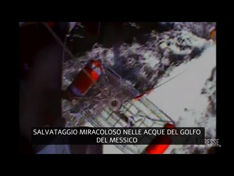 Peschereccio affonda, salvati tre uomini in balia degli squali dopo 28 ore al largo