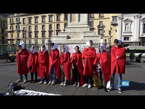 Napoli, flash mob contro La Russa e Fontana ispirato a «Il racconto dell’Ancella»: «I diritti…