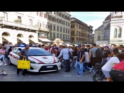 Firenze, l’auto dei vigili finisce sulla processione in piazza Duomo: 9 feriti