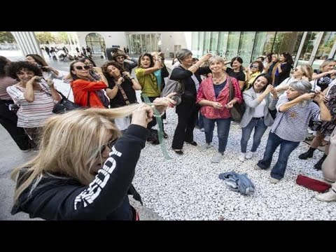 Proteste in Iran, le maestre di Roma si tagliano i capelli al Maxxi