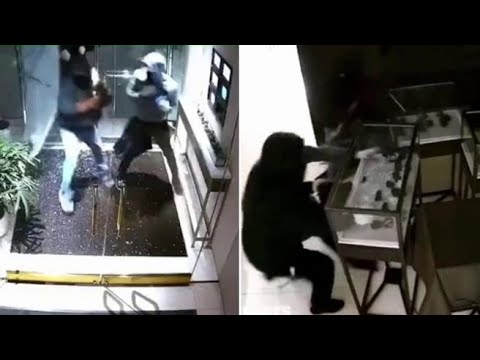 Rapina in centro a New York, i ladri svaligiano una gioielleria in 3 minuti