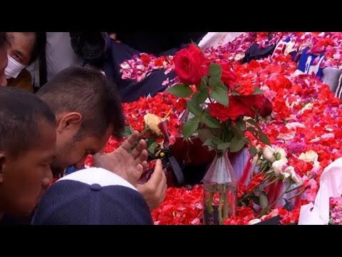 Strage Indonesia, i giocatori della squadra di calcio piangono le vittime