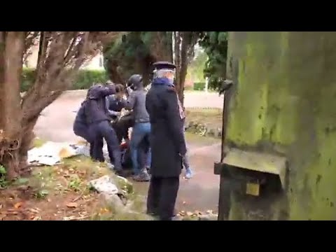 Attivista pro Hong Kong picchiato nel cortile consolato cinese a Manchester