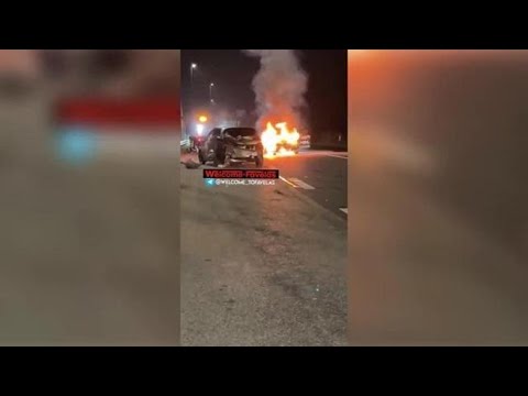Auto della polizia in fiamme: è passata su una torcia a vento e ha preso fuoco